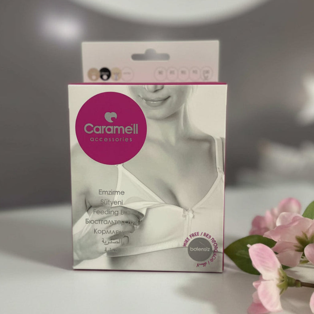 Originalno belo pakovanje pamučnog grudnjaka za dojenje brenda Caramell Accessories, sa crno-belom fotografijom žene u grudnjaku i istaknutom oznakom wire free